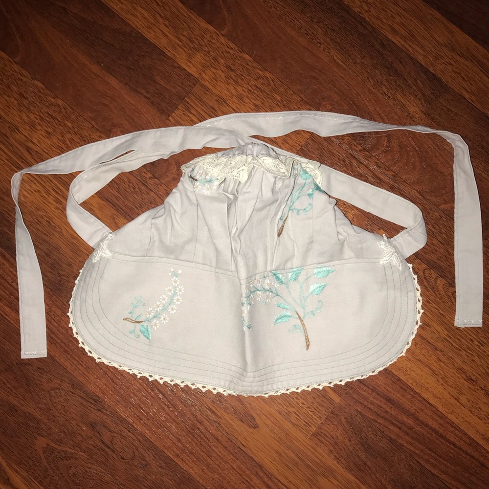 Vintage 60s embroidered bonnet